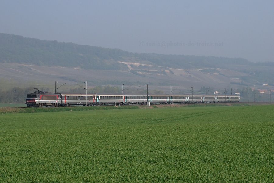 Passage &agrave; Fossoy du Corail InterCit&eacute;s 1702 Remiremont - Paris-Est, BB 15040 en t&ecirc;te.