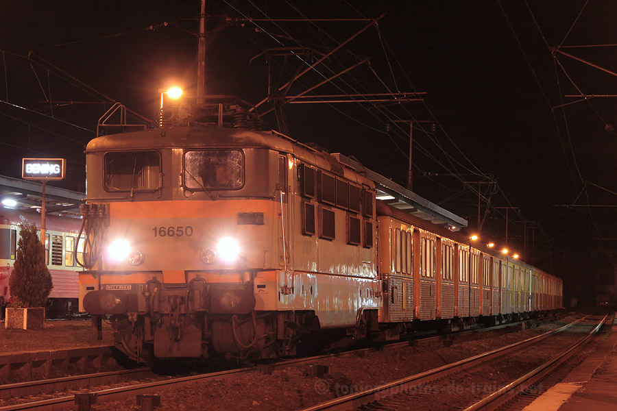 Arrêt en gare de Béning du TER 23884 Forbach - Metz, assuré par la BB 16650 et deux RIO.