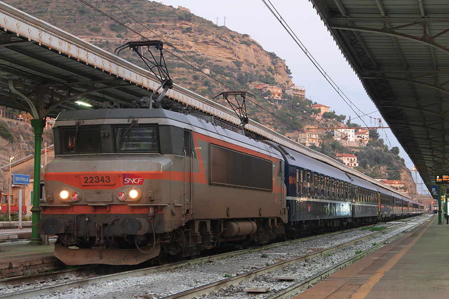 Vue en gare de Ventimiglia du Corail Lun&eacute;a "Train Bleu" 5770 Ventimiglia - Paris-Austerlitz. La BB 22343 est en t&ecirc;te du train.