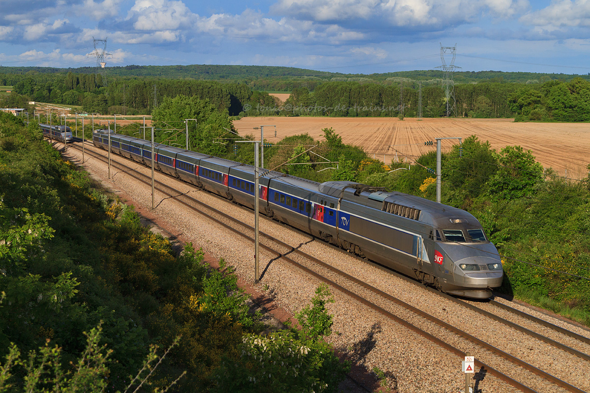 Passage près de Vaugrigneuse du TGV 8333 Paris-Montparnasse - Tours, assuré par la rame Atlantique 308.
