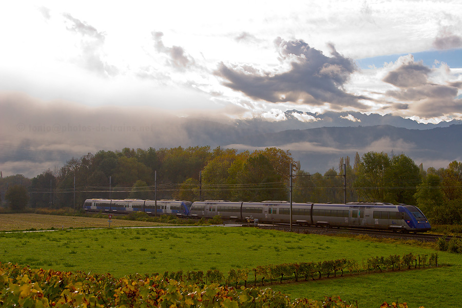 Vue pr&egrave;s de Torm&eacute;ry d'une UM de X 72500 assurant le TER 17520 Valence-Ville - Annecy.