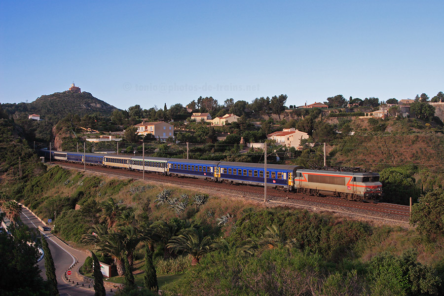 Quelques minutes apr&egrave;s son arr&ecirc;t en gare de Saint-Rapha&euml;l-Valescure, le Corail Lun&eacute;a 5771 "Train Bleu" Paris-Austerlitz - Ventimiglia, tract&eacute; par la BB 22333, passe &agrave; Agay.