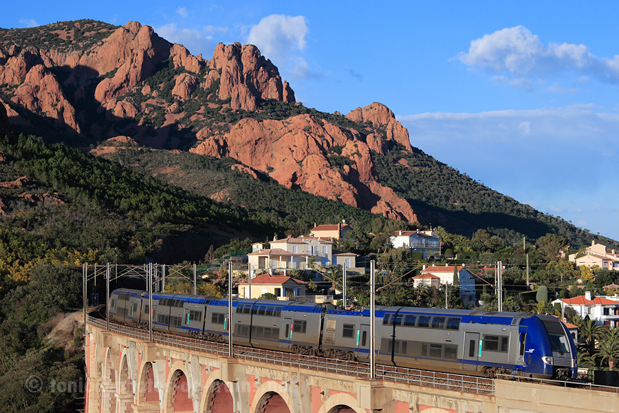 D&eacute;part de la gare d'Anth&eacute;or-Cap-Roux du TER 881217 Saint-Rapha&euml;l-Valescure - Ventimiglia.