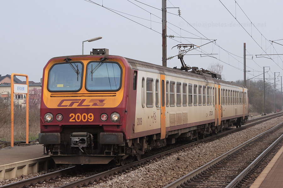 Entrée en gare de Berchem du train 6711 Luxembourg-Ville - Rodange, assuré par la rame 2009.