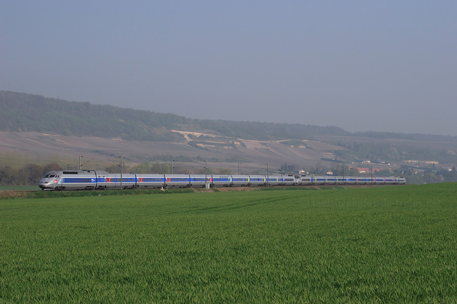 Passage &agrave; Fossoy (ligne 1) du TGV 2658 Luxembourg - Paris-Est, assur&eacute; par une UM de rames TGV R&eacute;seau r&eacute;nov&eacute;es Lacroix.