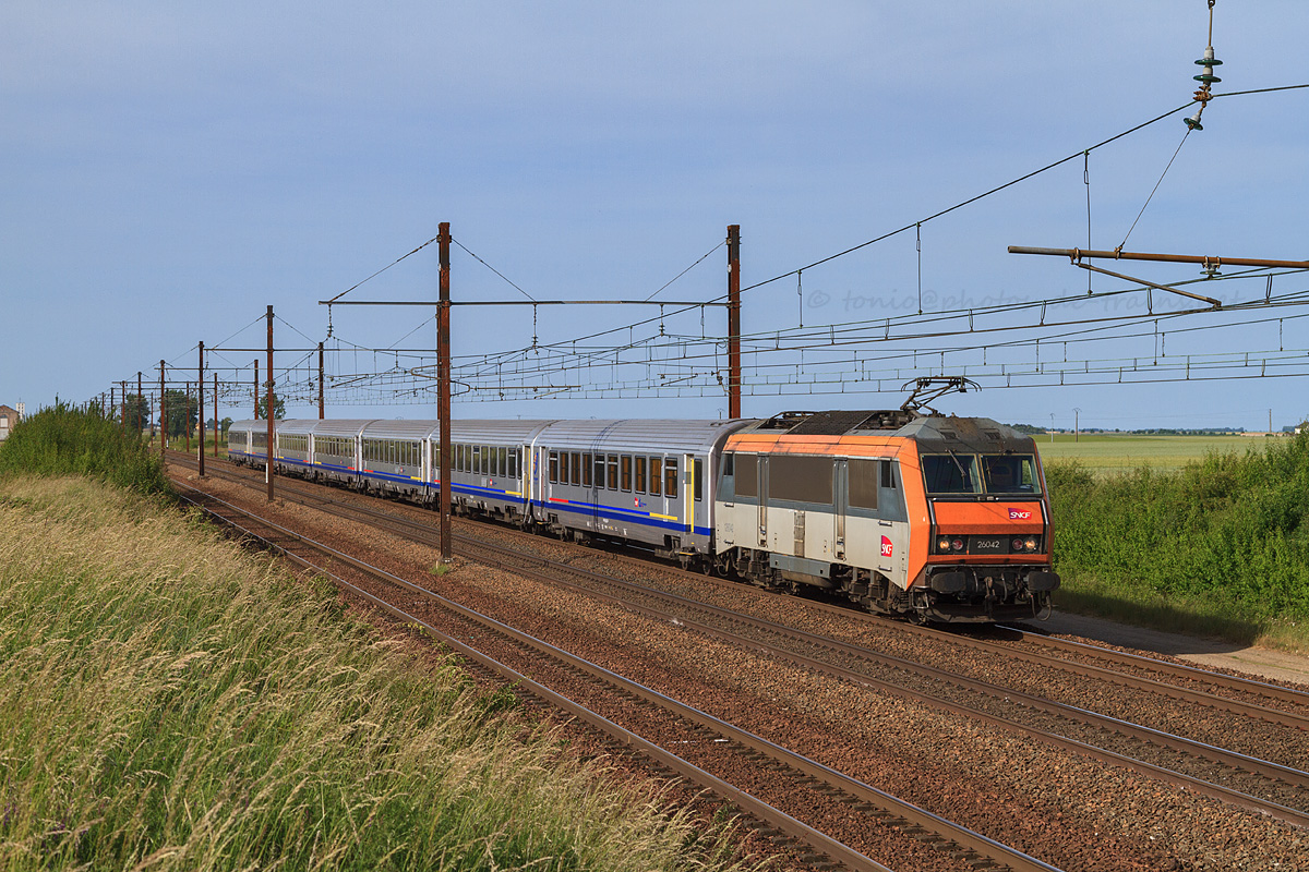 Hors de ses terres habituelles, une rame TER Bourgogne effectuer le TER 860513 Paris Austerlitz - Orléans, tracté par la BB 26042.