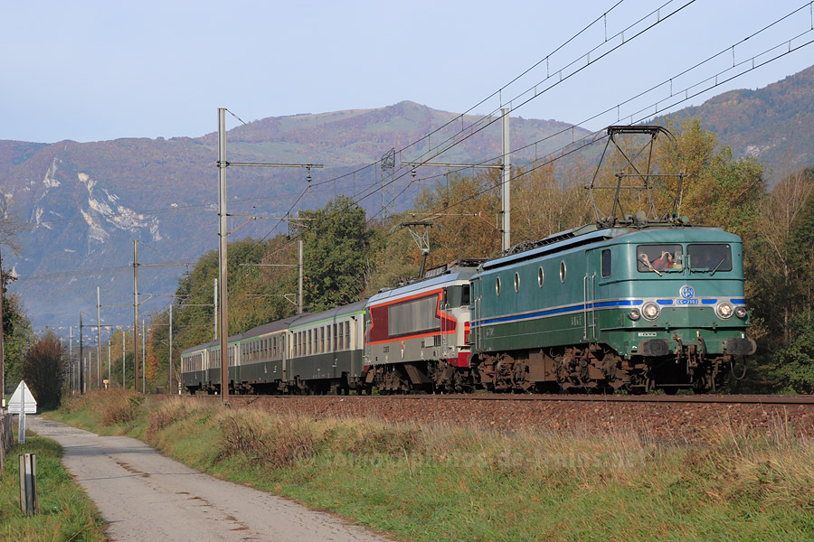 Passage près d'Aiton du train spécial 22133 Chambéry-Challes-les-Eaux - Saint-Jean-de-Maurienne. Les CC 7102 et CC 6570, en double traction, sont en charge du train.