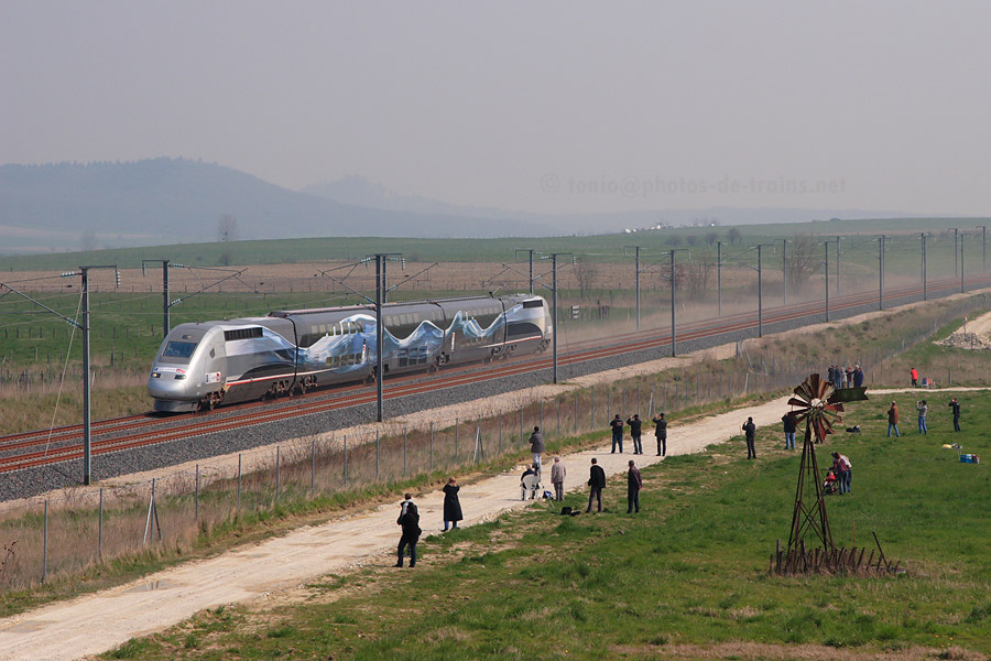 Passage à environ 574 km/h de la rame V150, près de "Le Chemin" (51), lors de la tentative de record du monde du mardi 3 avril 2007.