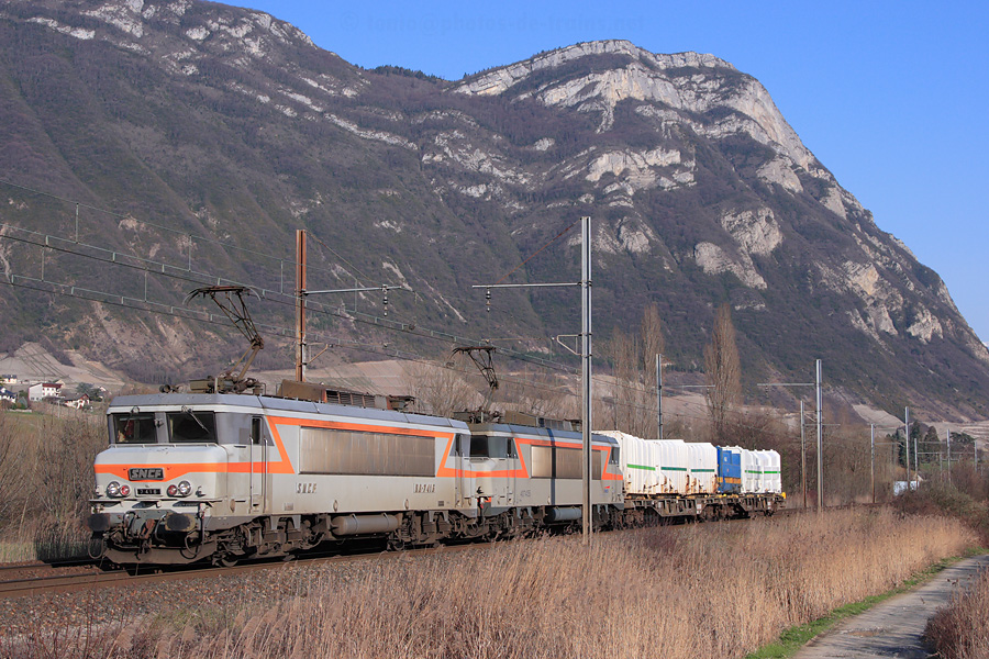 Passage &agrave; Myans du train de d&eacute;chets 426778 Saint-Jean-de-Maurienne-Arvan - Chamb&eacute;ry-Challes-les-Eaux, tract&eacute; par les BB 7416 et BB 7435 en UM.