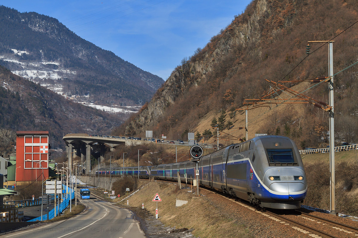 Arpentant les déclivités et tunnels hélicoïdaux de la Tarentaise, le TGV 6429 Paris-Gare-de-Lyon - Bourg-Saint-Maurice va bientôt s'arrêter en gare de Moutiers-Salins-Brides.