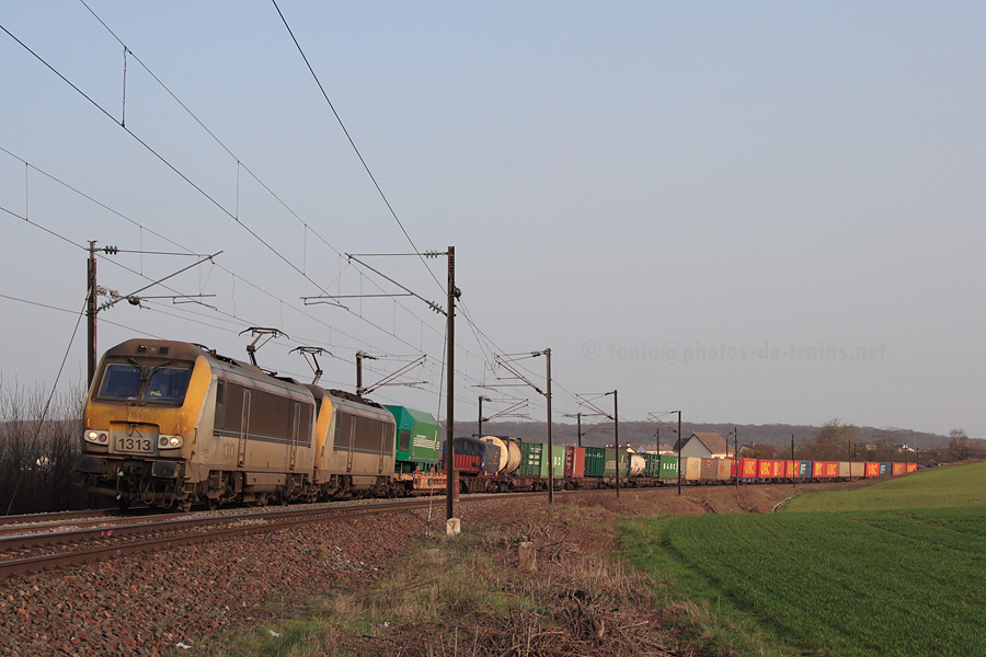 Lumi&egrave;re de fin de journ&eacute;e pr&egrave;s de Soetrich sur le train de marchandises 40384 Muttenz - Bettembourg, tract&eacute; par une UM de HLE 13.