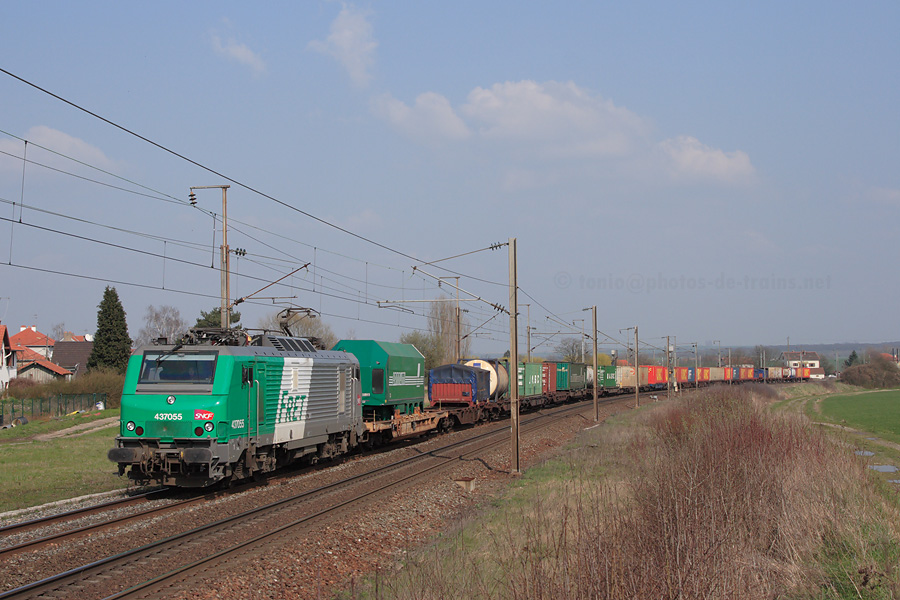 Vue &agrave; Courcelles-sur-Nied du train de marchandises 40384 Muttenz - Bettembourg, tract&eacute; par la BB 37055.