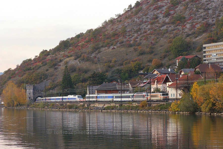 Passage sur les bords du lac du Bourget, pr&egrave;s de Brison-Saint-Innocent, de la marche sp&eacute;ciale 819844 Villeneuve-Saint-Georges - Modane, compos&eacute;e de la BB 7413, du BB 67431 (en v&eacute;hicule), d'une voiture Corail couchettes B10c10ux, d'une voiture r&eacute;fectoire, d'un fourgon MC76, et de wagons plat encadrant la rame R&eacute;seau 503 r&eacute;nov&eacute;e Lacroix. Cette marche a pour destination finale Milano (Italie), &agrave; l'occasion du salon Eurailspeed.