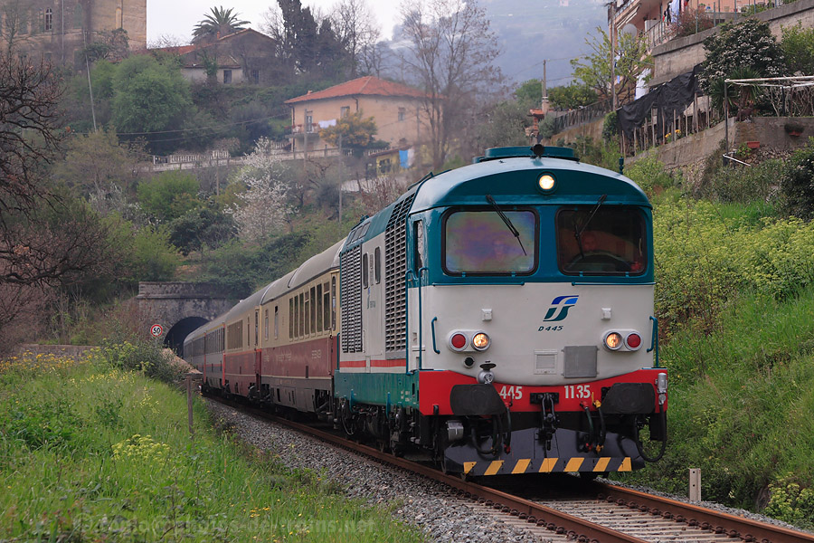 Passage pr&egrave;s de la commune de Seglia (Italie) d'un train sp&eacute;cial, affr&ecirc;t&eacute; par la soci&eacute;t&eacute; Rail Event, tract&eacute; par la D445 1135.
