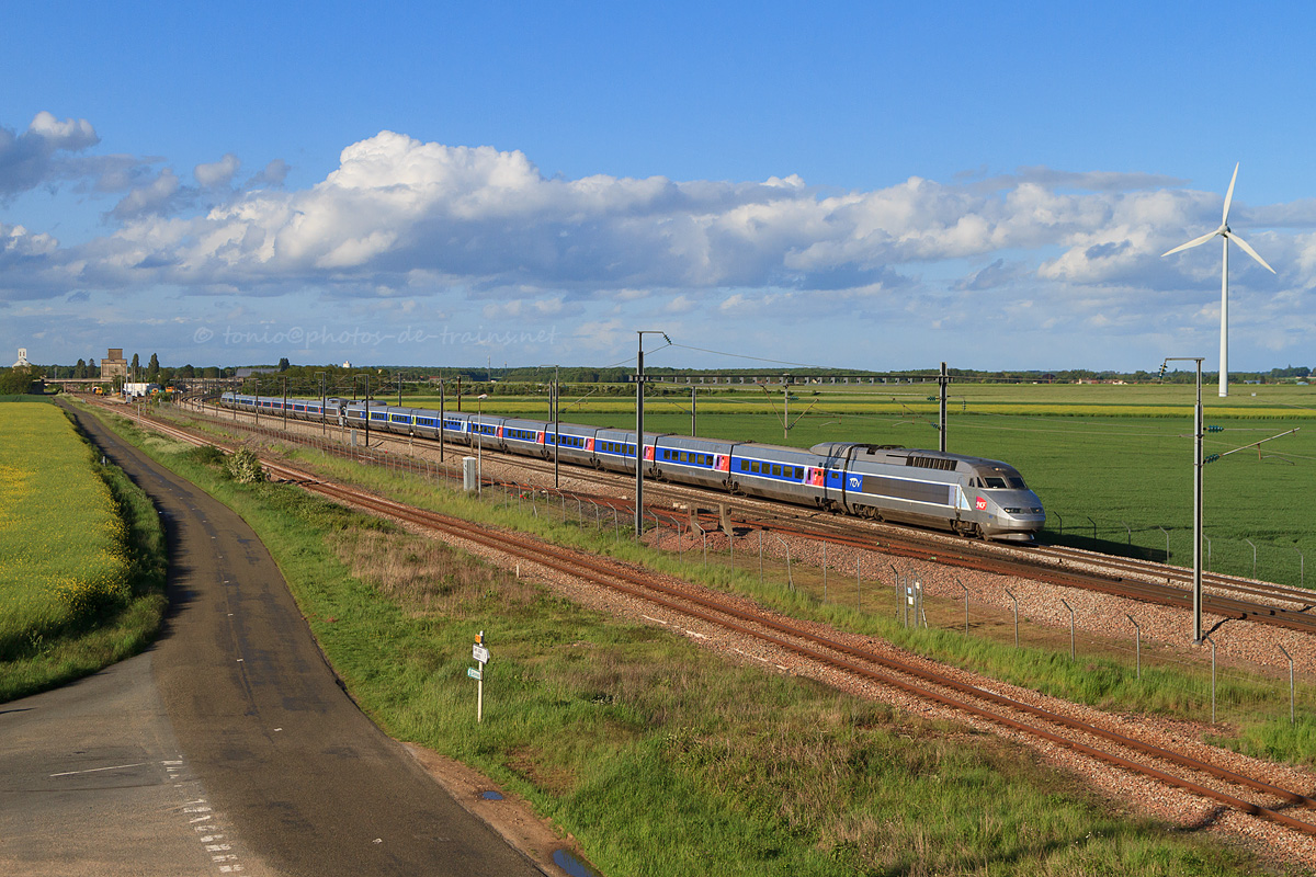 Passage près de la base travaux d'Auneau du TGV 8445 Paris-Montparnasse - Bordeaux-Saint-Jean, assuré en UM de TGV Atlantique.