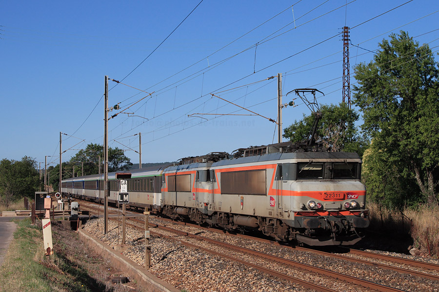 Vue du Corail Lunéa 4625 Nantes - Nice-Ville, tracté par la BB 22311, au passage à niveau du Cannet-des-Maures. La BB 22327 est en CV.