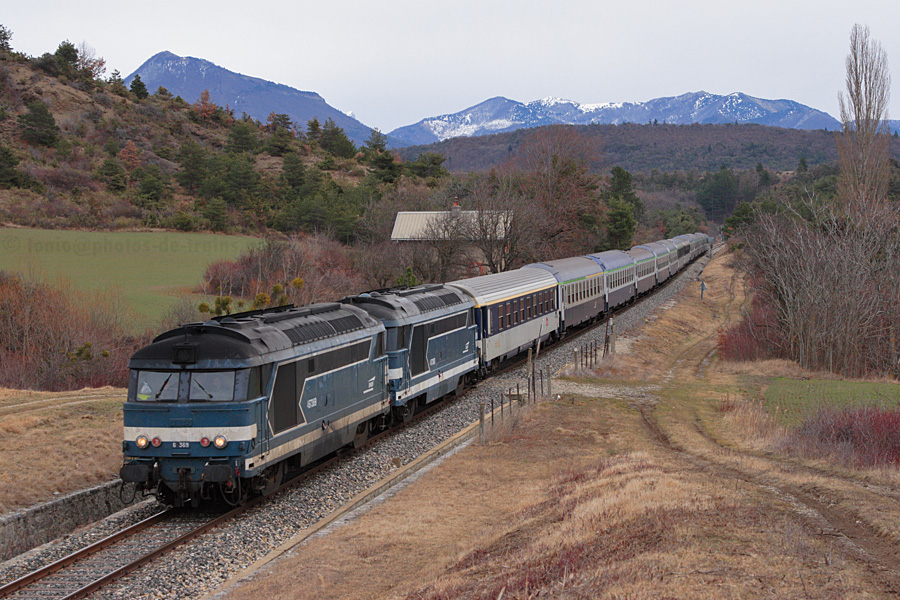 Revenant de Brian&ccedil;on, le W 775076 Brian&ccedil;on - Paris Austerlitz passe au PN du Roze, pr&egrave;s de St-Pierre d'Argen&ccedil;on, tract&eacute; par les BB 67369 et BB 67380, et continue sa route vers Paris-Austerlitz.