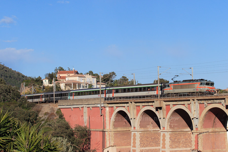 Vue sur le viaduc d'Anth&eacute;or de la BB 22360 tractant le TER 17446 Nice-Ville - Avignon-Centre.