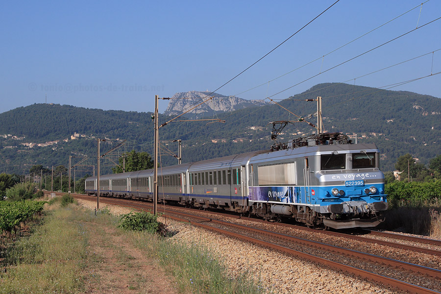 Passage pr&egrave;s de Cuers du TER 17441 Avignon-Centre - Nice-Ville, BB 22395 en charge.