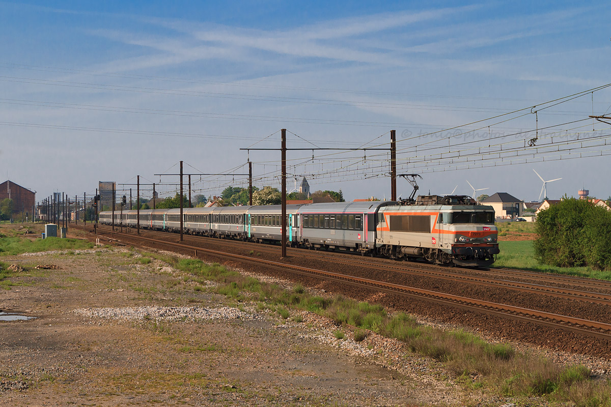 L'Intercités 14050 Orléans - Paris-Austerlitz, BB 7273 en tête, vient de traverser la gare de Toury.