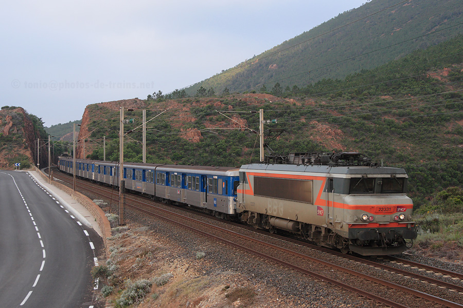 Passage pr&egrave;s du Trayas du TER 881113 Saint-Rapha&euml;l-Valescure - Ventimiglia, secouru par la BB 22331.