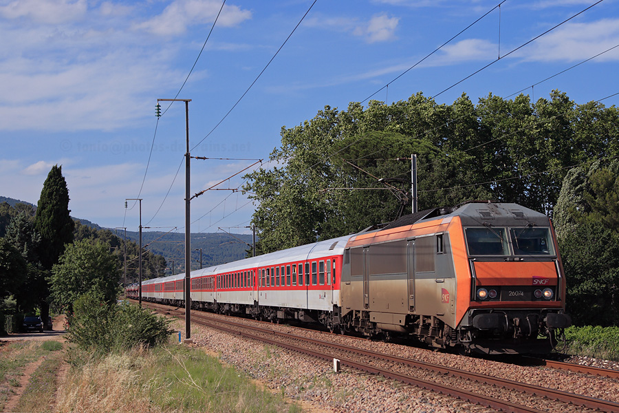 Avec un retard sup&eacute;rieur &agrave; 1h30, le train 1342 Fr&eacute;jus-Saint-Rapha&euml;l - Hamburg-Altona, tract&eacute; par la BB 26074, va bient&ocirc;t traverser la gare de Cuers.