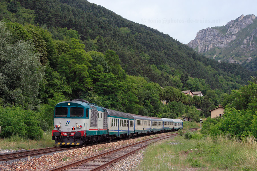 Arrivée en gare de Tende de la D445 1135 et de sa rame, assurant le train régional 22973 Torino-Porta-Nuova - Imperia-Oneglia.