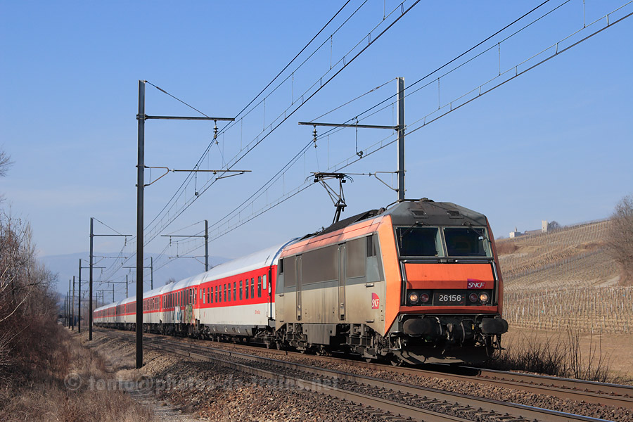 Vue &agrave; Torm&eacute;ry du train DB NachtZug 11273 Fredericia - Modane, tract&eacute; par la BB 26156.