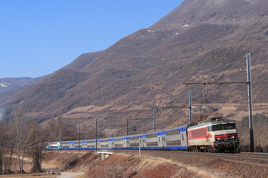 Passage du TER 17591 Lyon-Perrache - Bourg-Saint-Maurice, assur&eacute; exceptionnellement pendant les pointes d'hiver en CC 6500 et rame V2N, pr&egrave;s de Saint-Jean-de-la-Porte. Le train est ici tract&eacute; par la CC 6575.