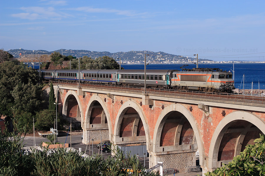Tract&eacute; par la BB 22391, le TER 17434 Ventimiglia - Avignon Centre passe sur le viaduc de la Rague, pr&egrave;s de Th&eacute;oule-sur-Mer.