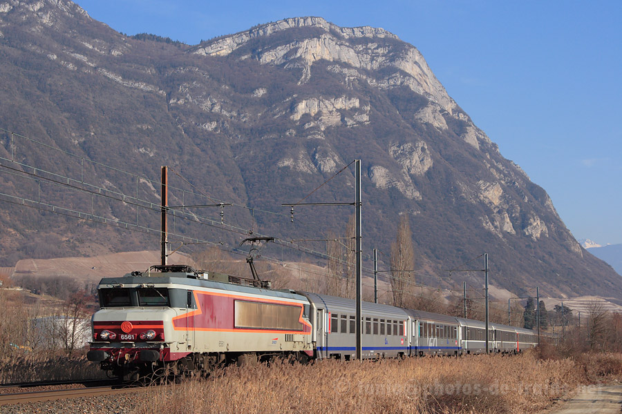 Prolong&eacute; jusqu'&agrave; Lyon-Perrache en p&eacute;riode de pointes hivernales, le TER 883360 Modane - Lyon-Perrache passe &agrave; Myans, tract&eacute; par la CC 6561.