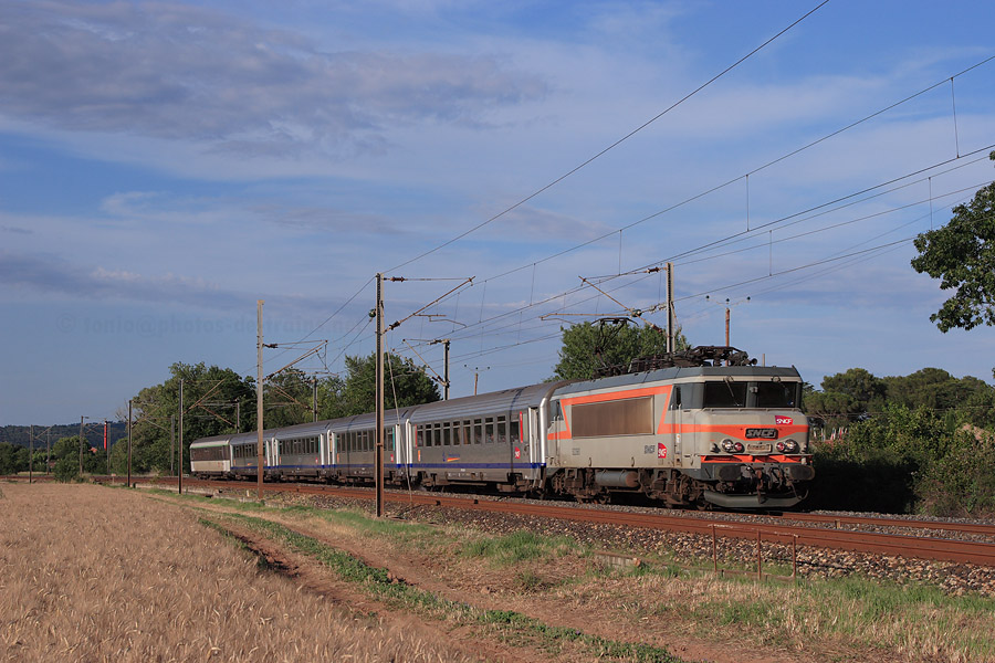 Tracté par la BB 22360, le TER 17434 Ventimiglia - Avignon Centre passe dans la courbe du Cannet-des-Maures.