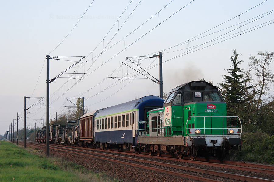 Passage pr&egrave;s de Saint-Martin-aux-Champs d'un train militaire, tract&eacute; par le BB 66429.