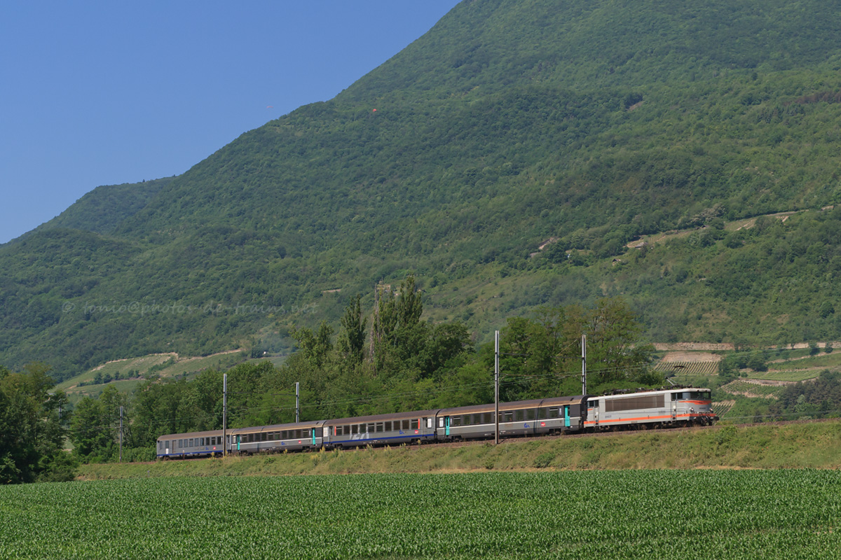 Passant Saint-Jean-de-la-Porte, le TER 883309 Chambéry-Challes-les-Eaux - Modane, tracté par la BB 25255, s'apprête à entrer en gare de Saint-Pierre-d'Albigny.