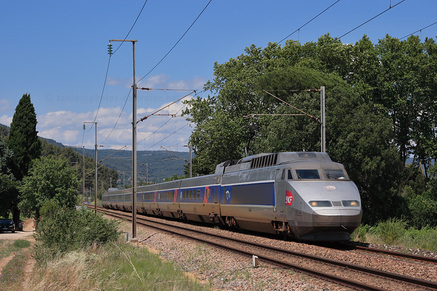Passage &agrave; Cuers du TGV 6178 Nice-Ville - Paris-Gare-de-Lyon, assur&eacute; par la rame Sud-Est 25. &Agrave; noter que le pantographe avant est lev&eacute;.