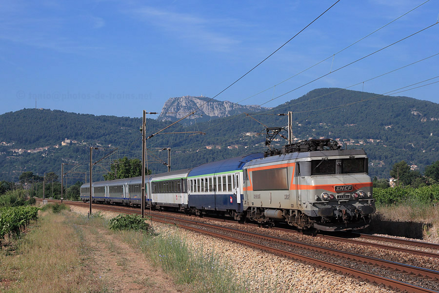 Vue du TER 17443 Avignon-Centre - Ventimiglia, BB 22391 en tête du train, lors de son passage à Cuers.