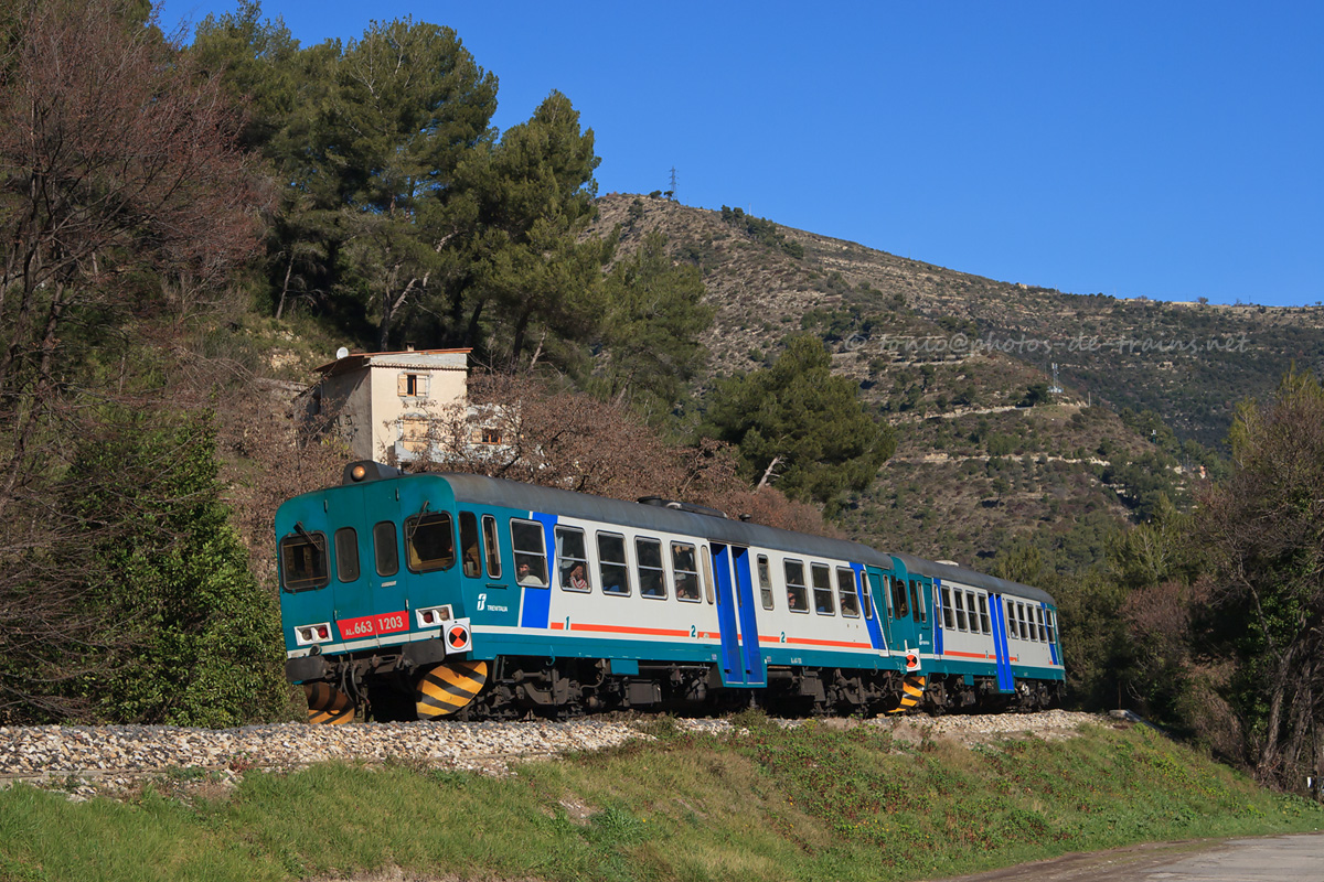 Une UM d'Aln663, 1203 en tête, en charge du TER 22944 Cuneo - Nice-Ville, quelques minutes après avoir quitté la gare de Drap-Cantaron.