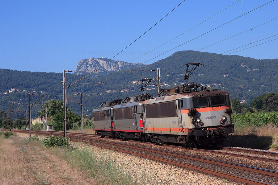 Vue &agrave; Cuers du train de machines 385055 Marseille-Saint-Charles - Nice-Saint-Roch, compos&eacute;s des BB 25633, BB 25614 et BB 25619, les deux premi&egrave;res en UM.