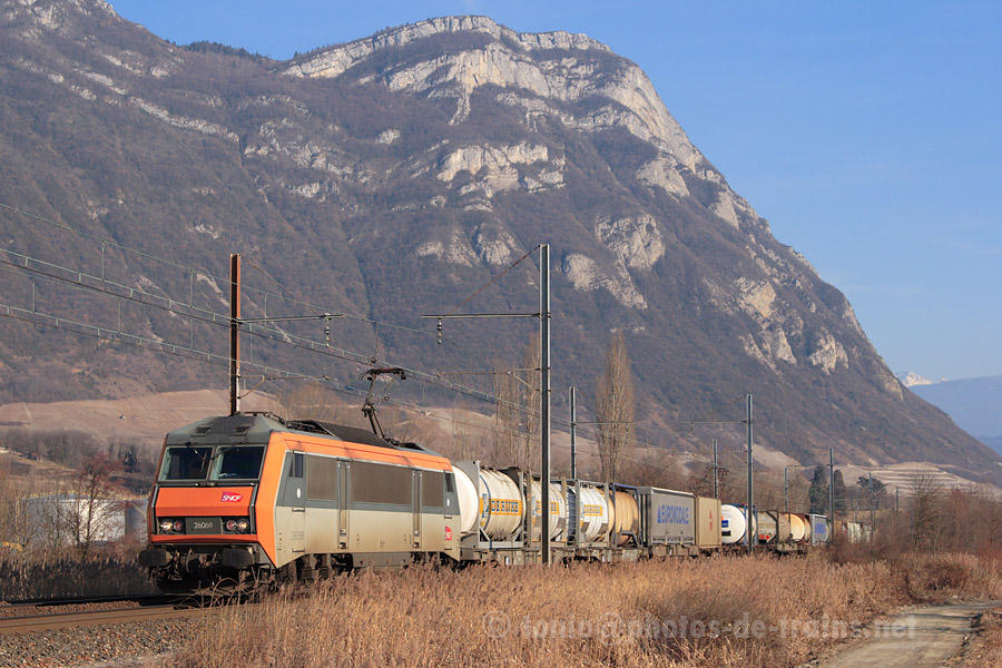 Passage &agrave; Myans du train de marchandises 42342 Modane - Le Havre, tract&eacute; par la BB 26069.