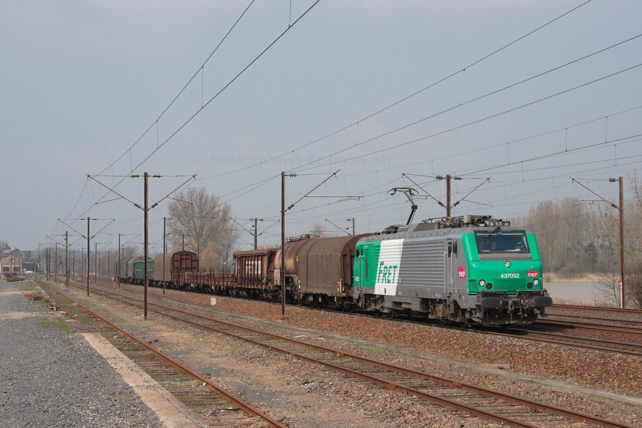 Passage &agrave; R&eacute;milly du train de marchandises 54119 Woippy - Mulhouse-Nord , BB 37052 en t&ecirc;te.