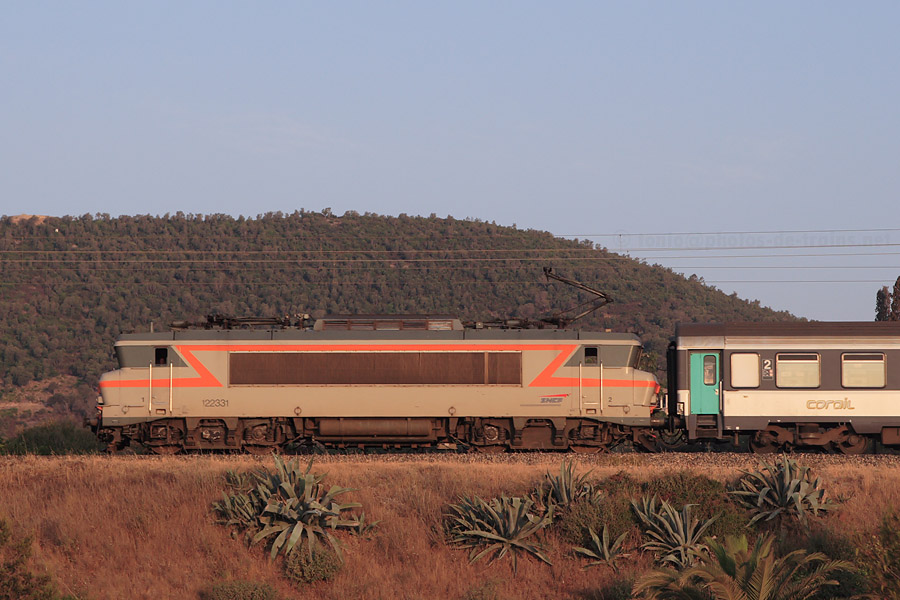 Passage aux premi&egrave;res lueurs du jour du TER 17430 Nice-Ville - Lyon-Part-Dieu, tract&eacute; par la BB 22331, &agrave; Agay.