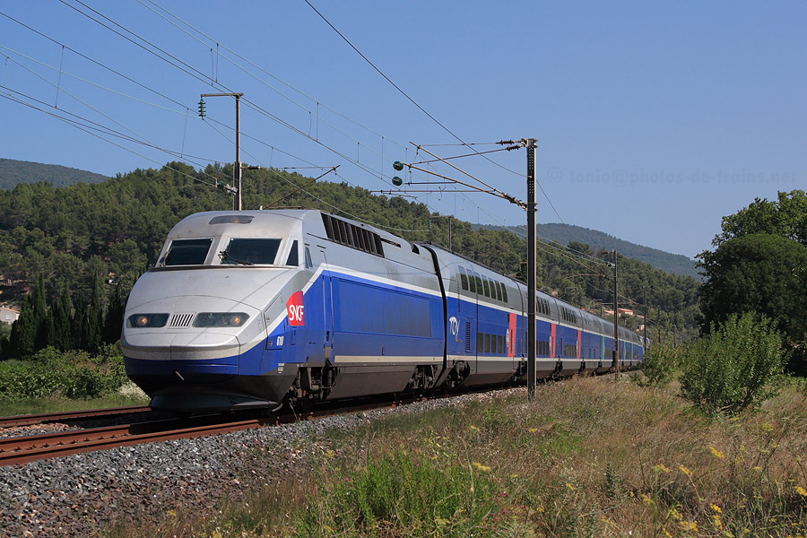 Assurant le TGV 6174 Ventimiglia - Paris-Gare-de-Lyon, la rame R/D 610, en UM avec une rame Duplex, s'appr&ecirc;te &agrave; traverser la gare de Cuers.