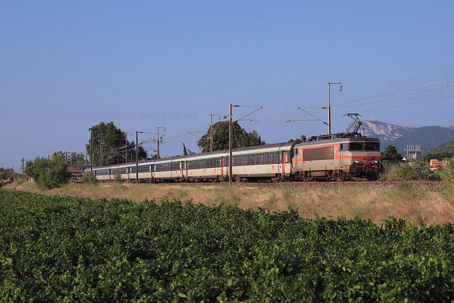 Vue &agrave; la sortie de la gare de Cuers du Corail Lun&eacute;a 4625 Nantes - Nice-Ville, tract&eacute; par la BB 22339.
