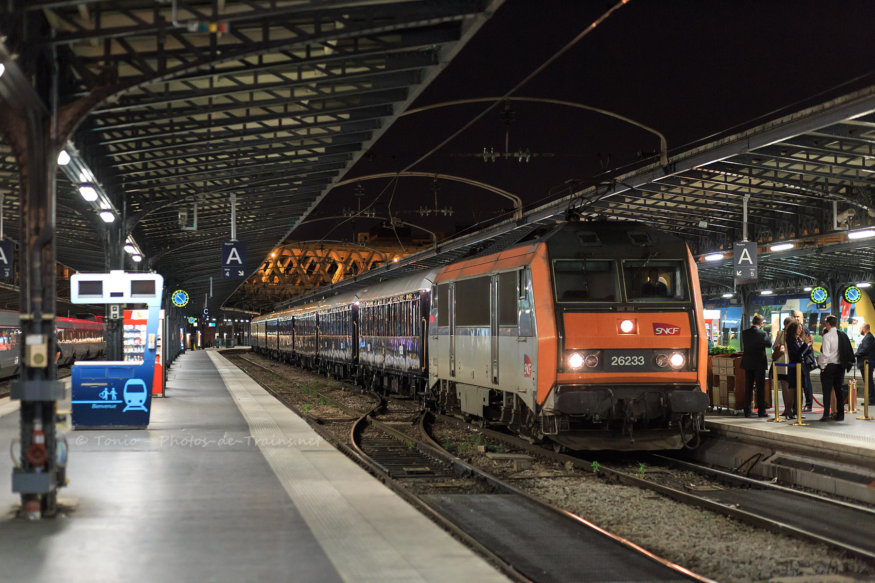 Arrivée à Paris-Est du prestigieux Venice-Simplon-Orient-Express, avec plus d'une heure de retard, mené par la BB 26233. Il repartira dans la foulée pour la suite de son périple à travers l'Europe.