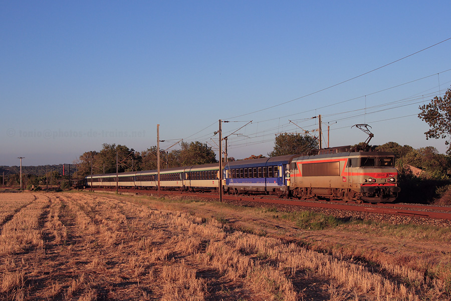 Passage dans la courbe du Cannet-des-Maures du Corail Lun&eacute;a 4724 Nice-Ville - Nantes, BB 22341 en t&ecirc;te.