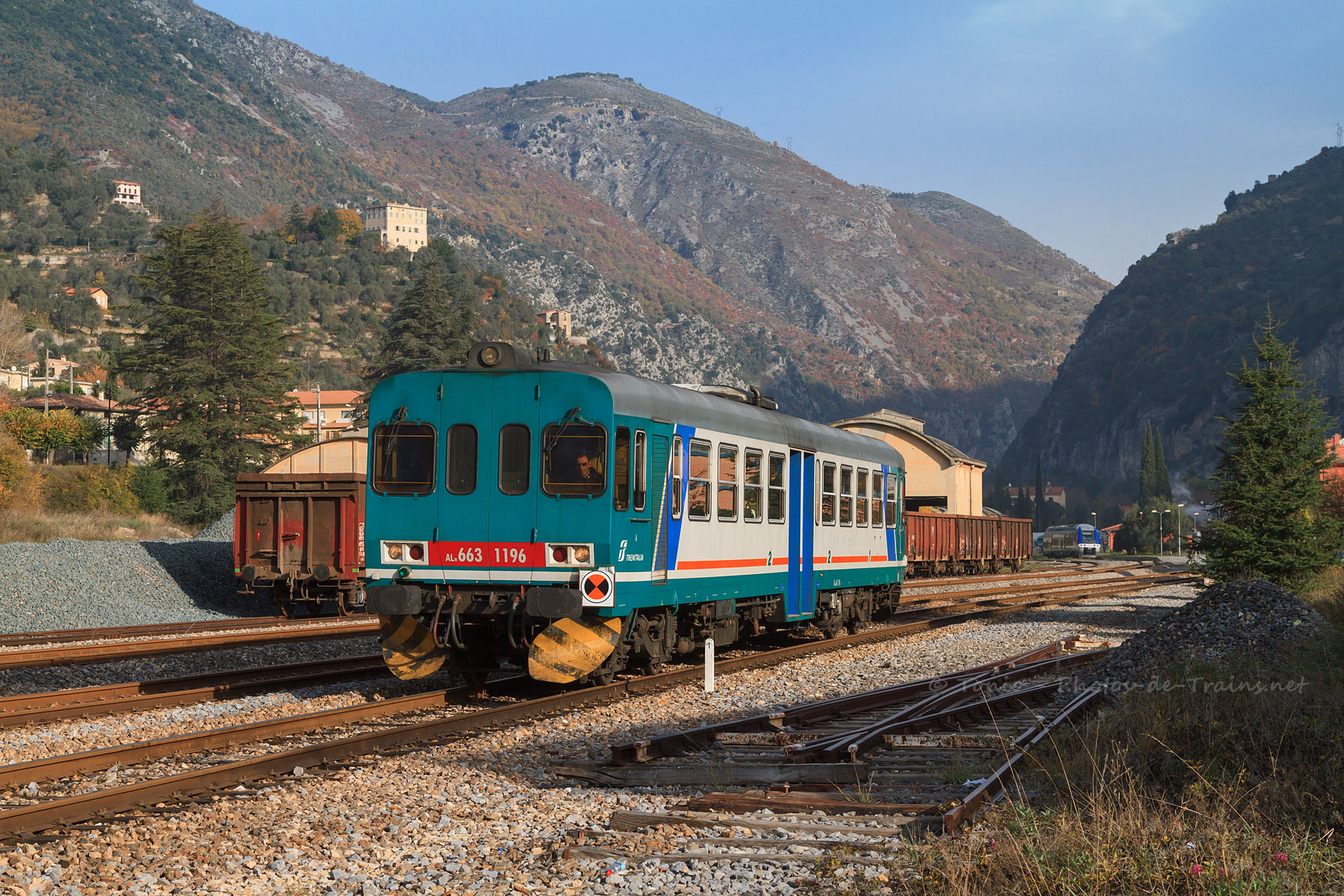 Départ de la gare de Breil pour l'Aln663 1196, assurant le 22944 Cuneo - Nice-Ville.