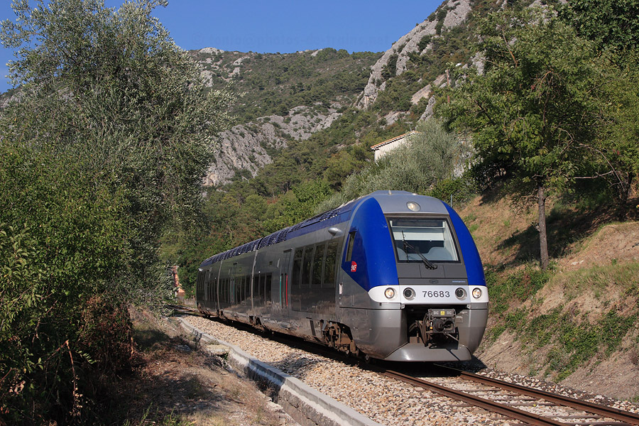 Arrêt imminent en gare de Peillon-Sainte-Thècle pour ce X 76500 (ici le X 76683/76684), assurant le TER 881338 Breil-sur-Roya - Nice-Ville.
