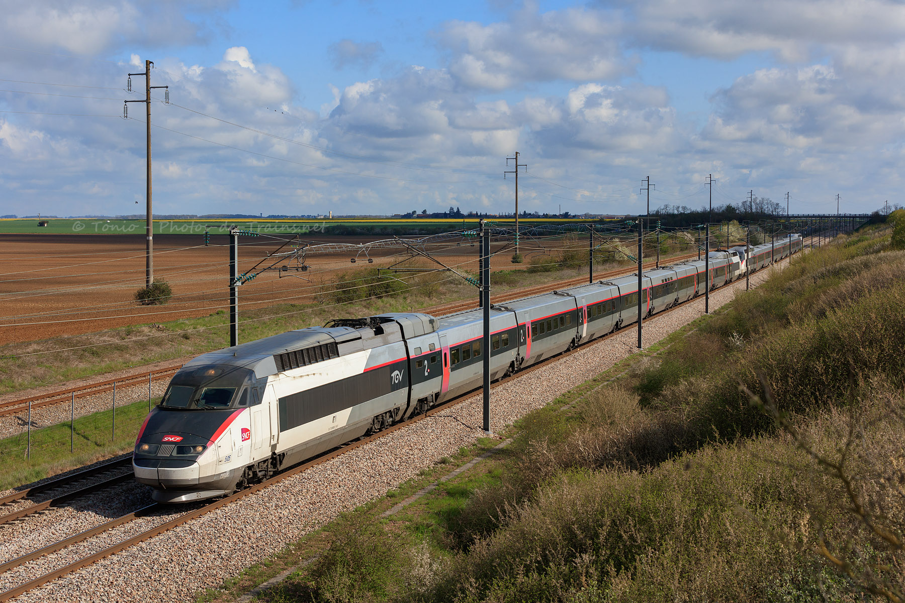 Une UM de TGV Réseau Carmillon pour le TGV 5471 Strasbourg - Rennes, vue vers Boisville-la-Saint-Père.