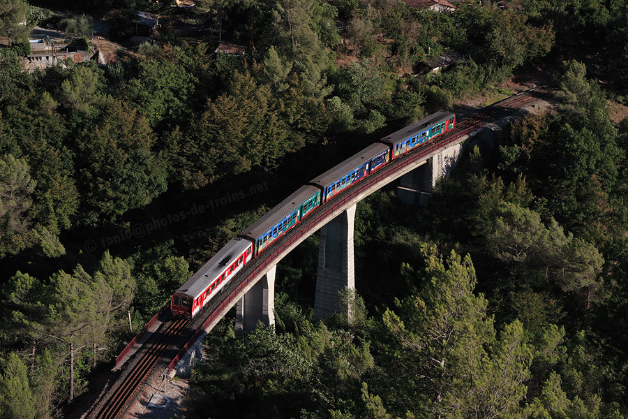 Prenons un peu de hauteur avec cette vue du TER 22952 Cuneo - Nice-Ville, assur&eacute; par les X 2215 et X 2213 encadrant deux XR, lors de son passage sur le viaduc de la Launa. Ce dernier arrivera en gare de Peillon-Sainte-Th&egrave;cle dans quelques secondes.
