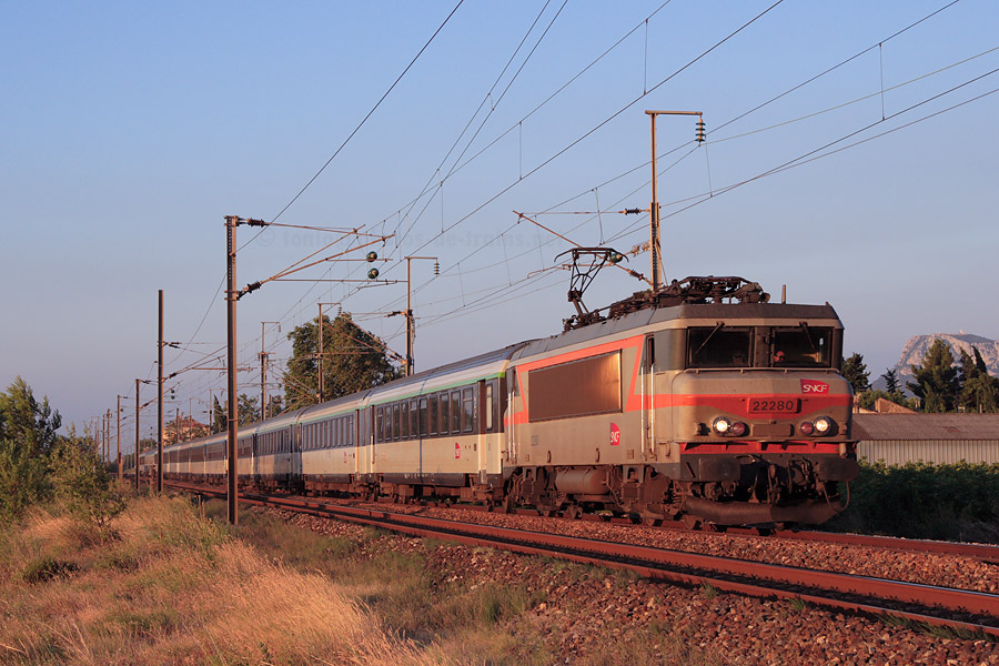 Travers&eacute;e de la gare de Cuers par Corail Lun&eacute;a 4621 Hendaye - Nice-Ville, BB 22280 en t&ecirc;te. Une tranche Cerb&egrave;re - Nice-Ville est achemin&eacute;e depuis Marseille-Saint-Charles.